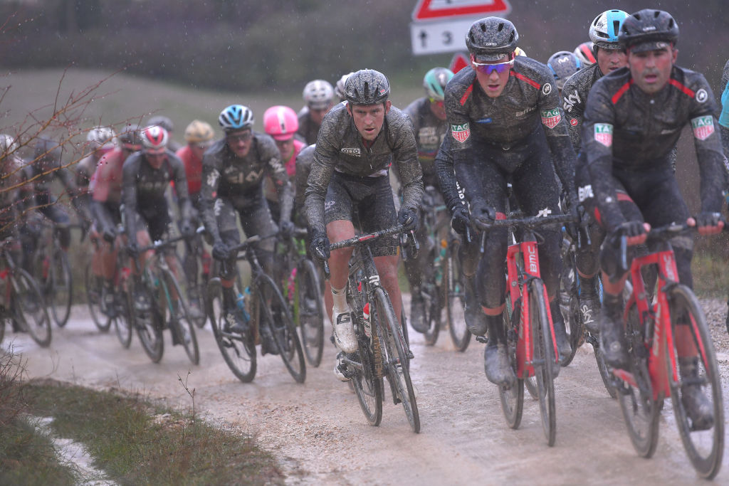 2018 Strade Bianche: riders in the rain