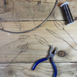 how to make a wire wreath step by step