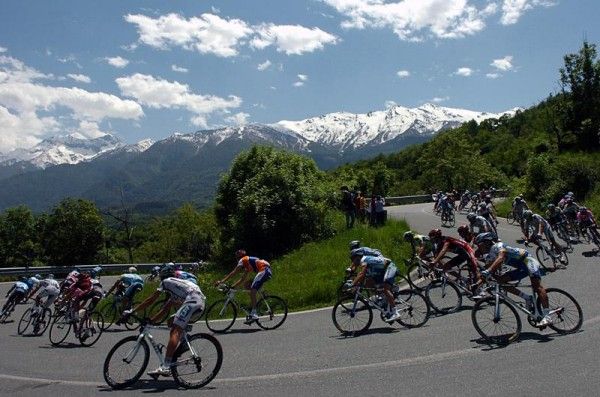 The peloton descends the Moncenisio.