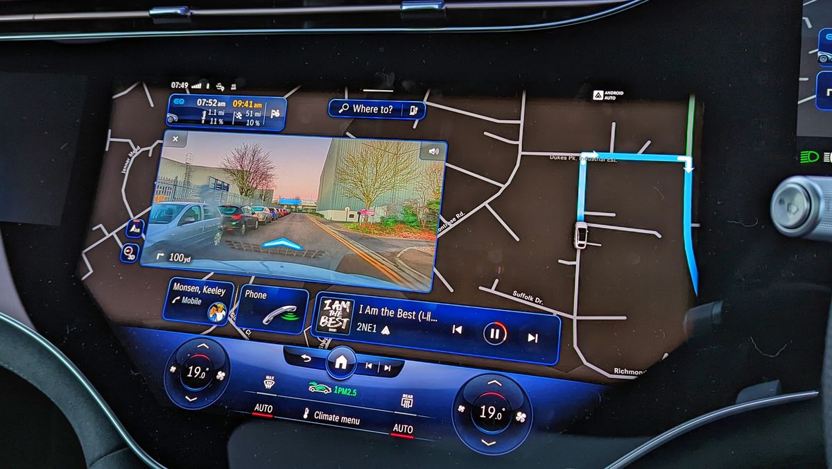 Close-up of the central display in the Mercedes EQS with AR navigation