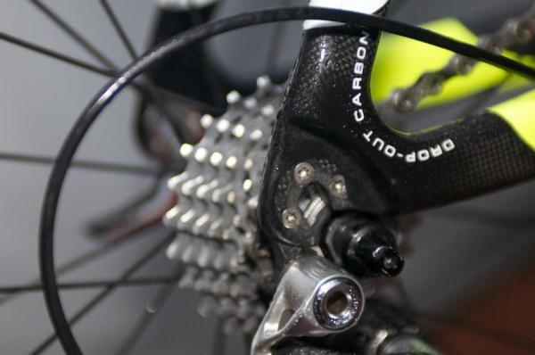 Three bolts for the aluminium inner dropout face, and rear mech hanger, fit to the carbon dropout.