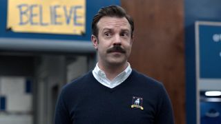 Jason Sudeikis穿着Ted Lasso。