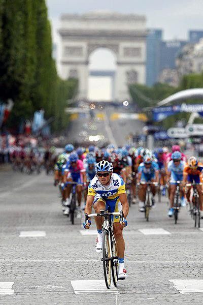 Aussie Simon Gerrans (Ag2r) was in a break for a while up and down the Champs.