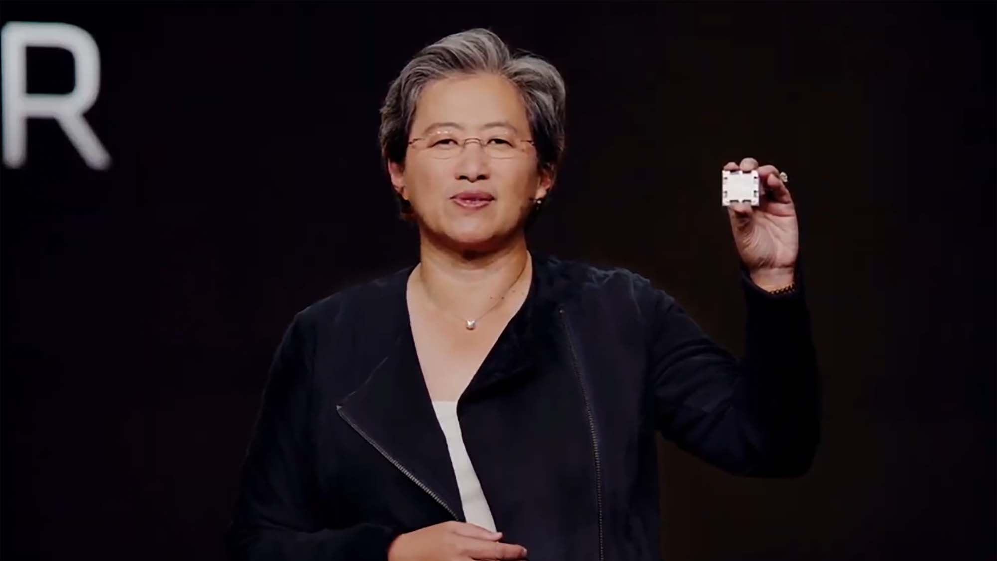 Генеральный директор AMD доктор Лиза Су держит прототип процессора Ryzen серии 7000 во время выступления AMD на выставке CES 2022