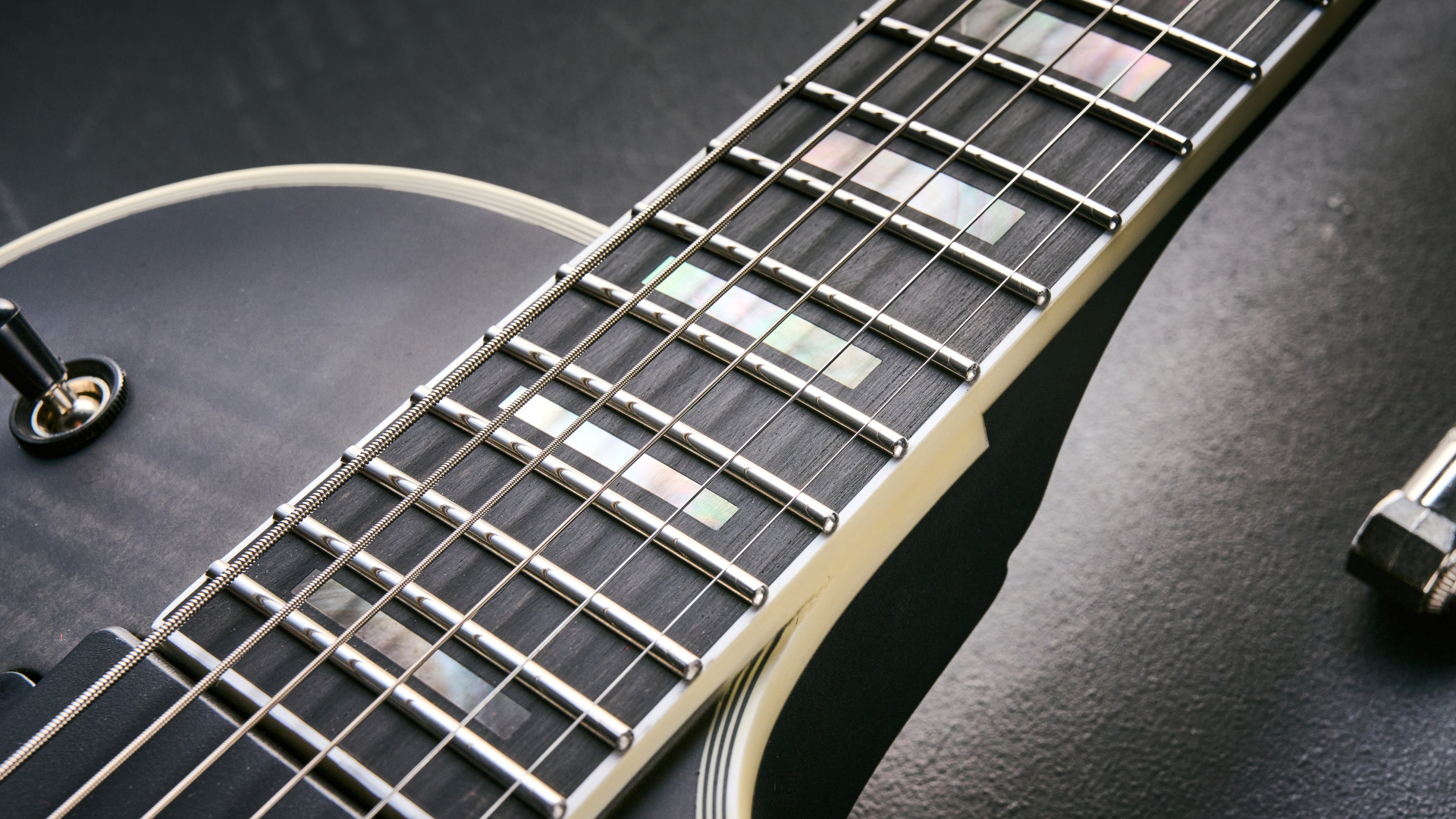 The fretboard of the Epiphone Prophecy Les Paul Baritone