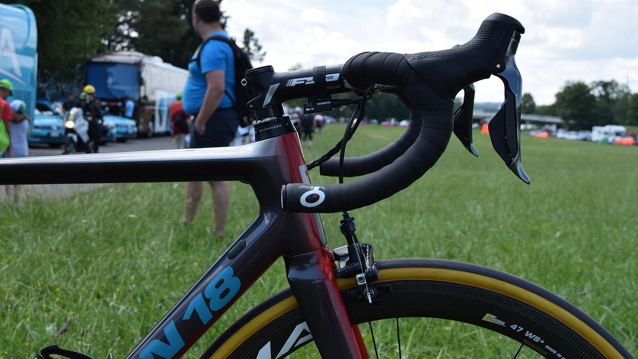 Here you can see how the frontal area of red fades away from the front of the bike