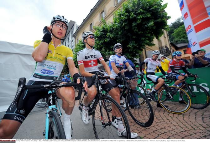 The jersey wearers await the start of stage 2