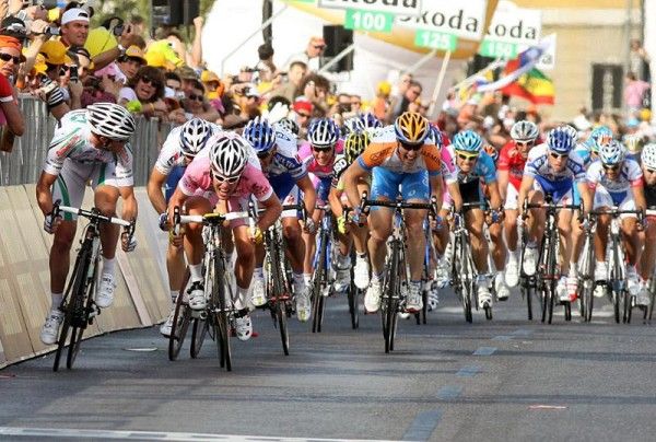 Alessandro Petacchi ( LPR Brakes - Farnese Vini) checks on his rivals in the closing metres of stage two.