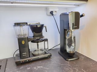 SodaStream Art ja Moccamaster-kahvinkeitin vierekkäin mustalla keittiötasolla