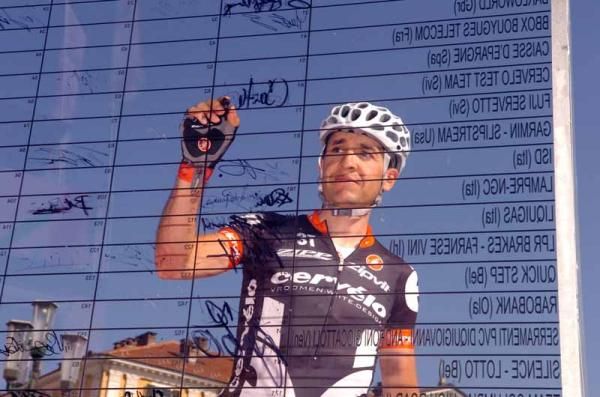 Signing on at the Giro in Cuneno