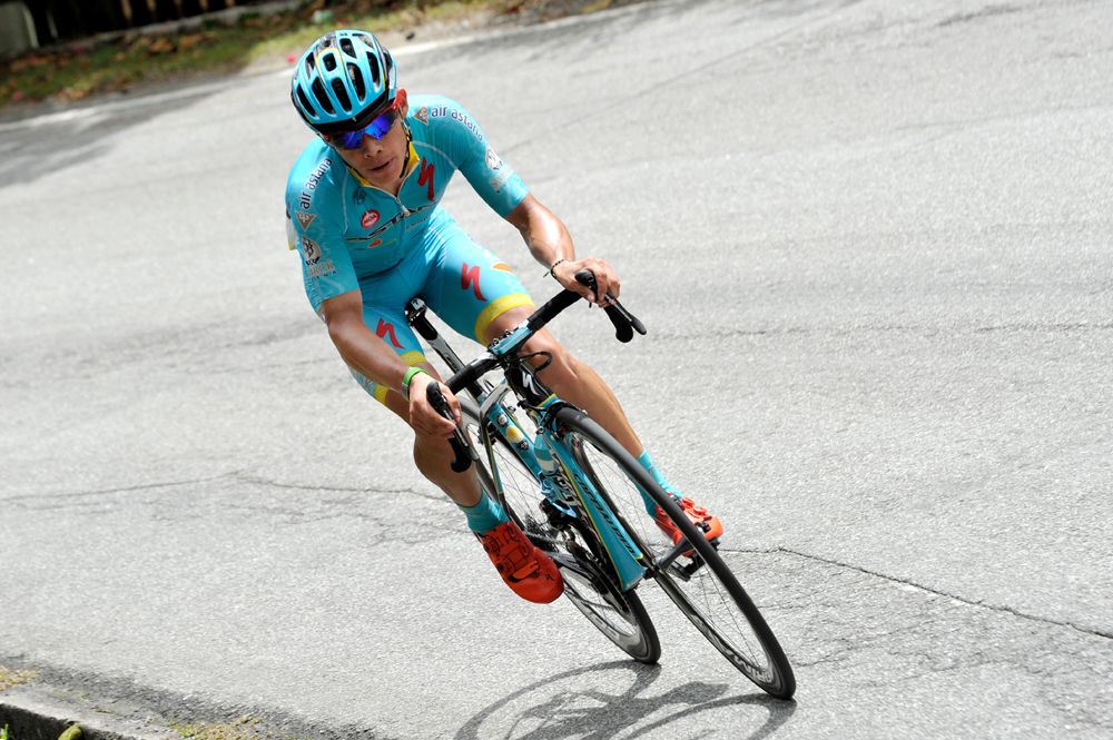 Miguel Angel Lopez (Astana) attacks from the field