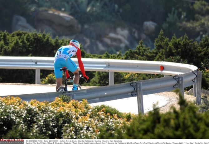 Beno&icirc;t Joachim gets left behind by his Astana teamamtes