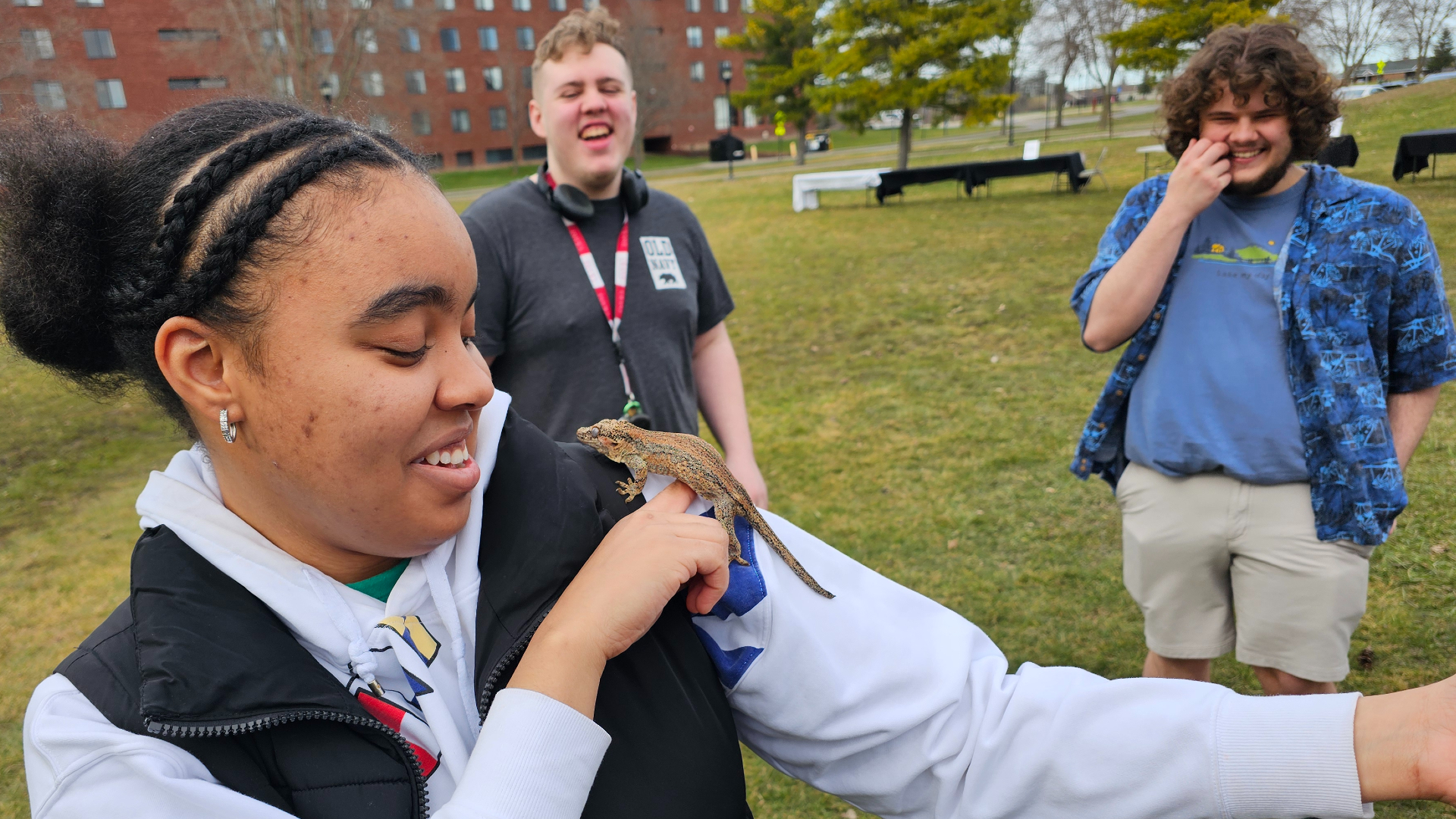 Serenity Laird, estudiante de primer año de SUNY Potsdam, de 18 años, examina un gecko nocturno después del eclipse solar total del 8 de abril de 2024 en la universidad.