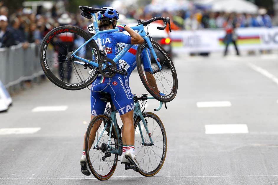Rosella Ratto gives Giorgia Bronzini a lift after her bike fails in the finish of the Worlds road race