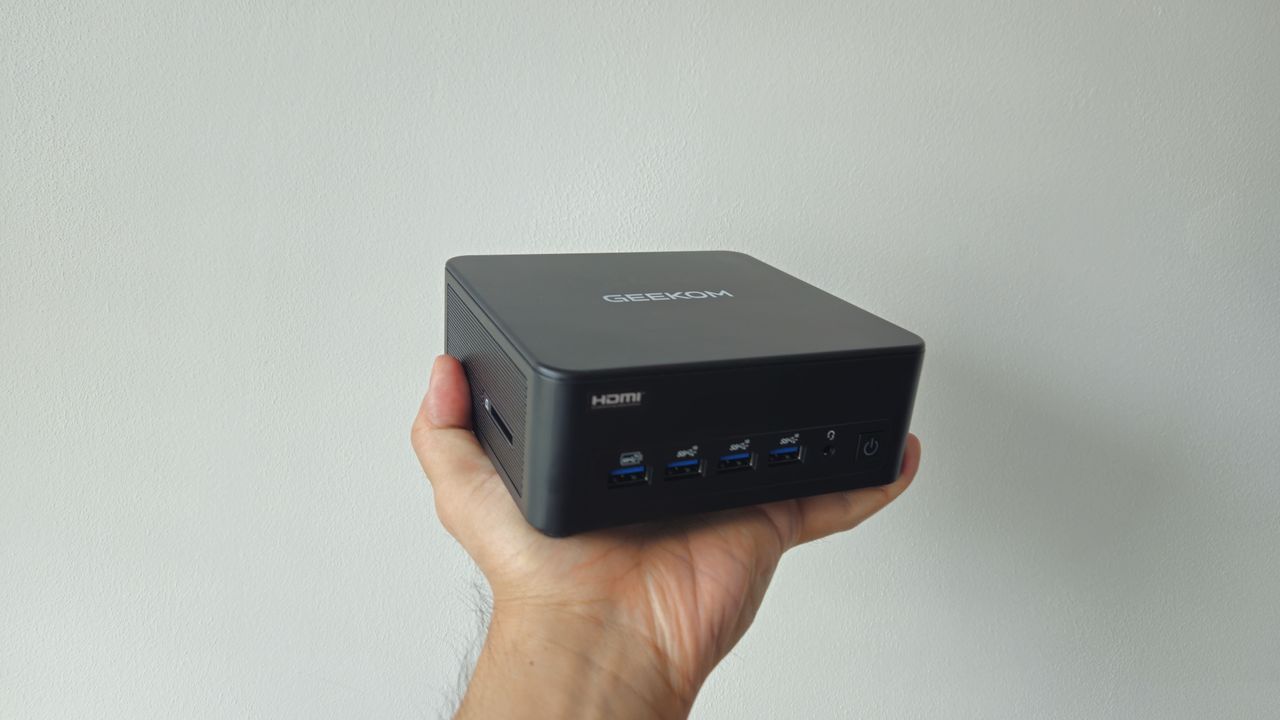 The Geekom ITI3 on a desk