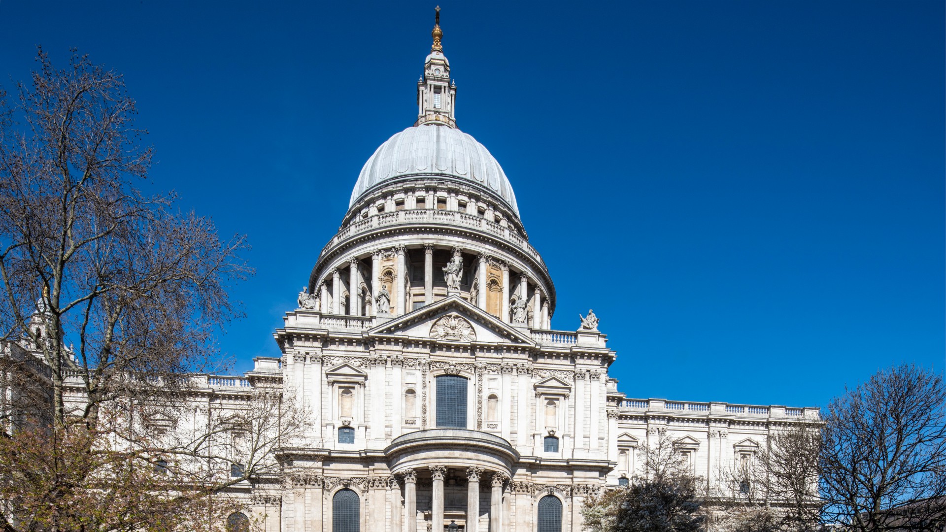 Blízký axiální pohled na jižní část St. Paul's v plném slunečním světle