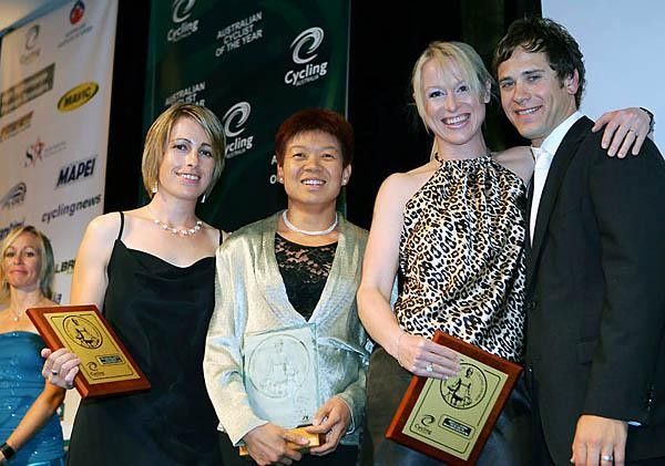 Female AWD cyclist, Lindy Hou, flanked by her support crew Toiresa Gallagher and Janelle Lindsay.