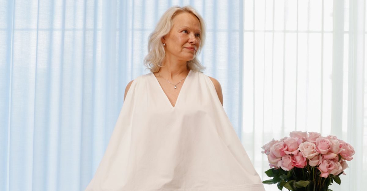 Pamela Anderson Just Styled a White Cotton Blouse in the Chicest Way Pamela Anderson Just Styled a White Cotton Blouse in the Chicest Way