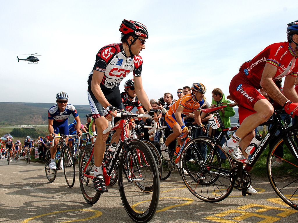 Contador holds the wheels of Valverde, Basso and Freire at the 2006 Liege-Bastogne-Liege