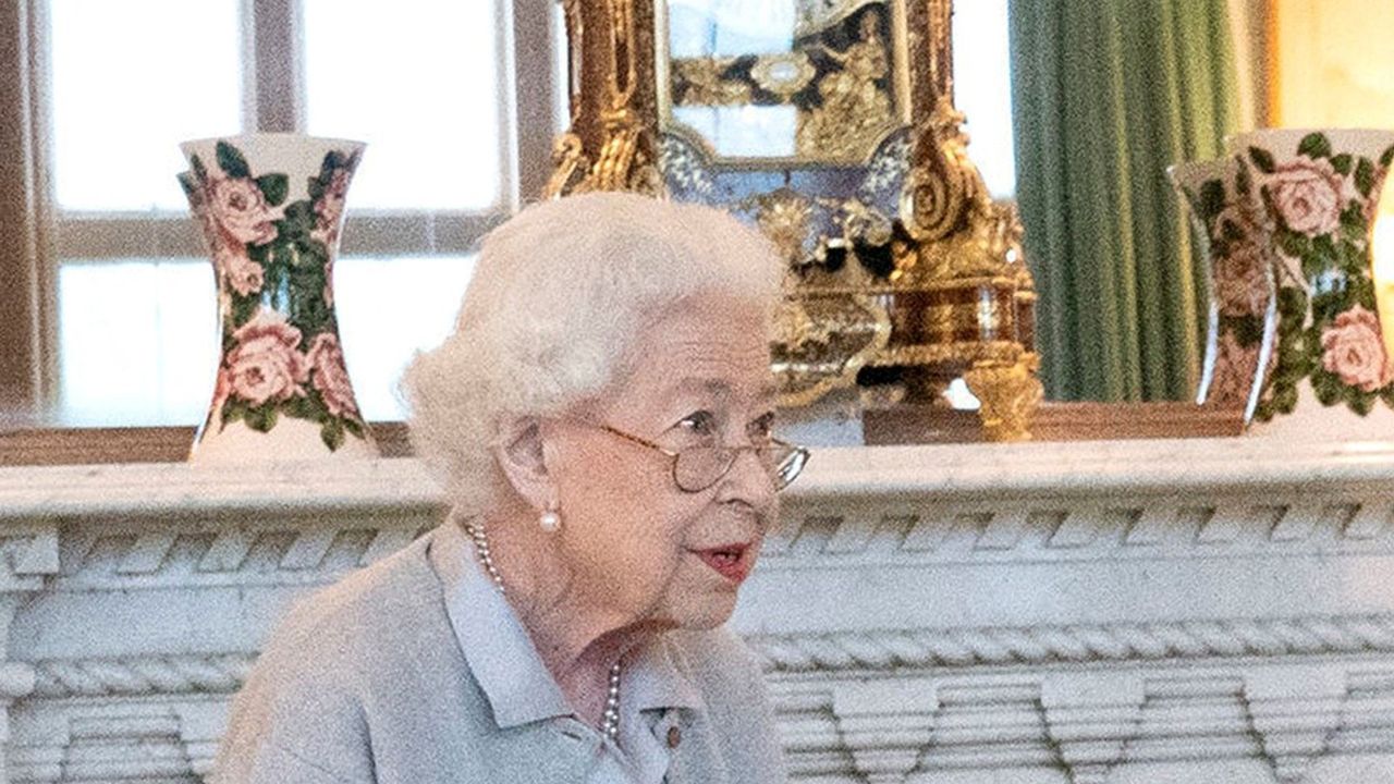 Queen&#039;s &#039;nasty&#039; bruise at Balmoral Castle panics royal fans