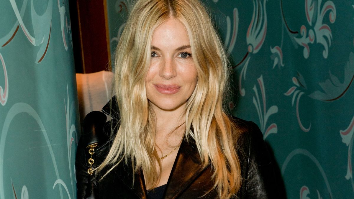 Le trench en cuir de Sienna Miller, associé à un jean droit et des bottes rouge foncé, a perfectionné le mélange ultime de style audacieux et simpliste.