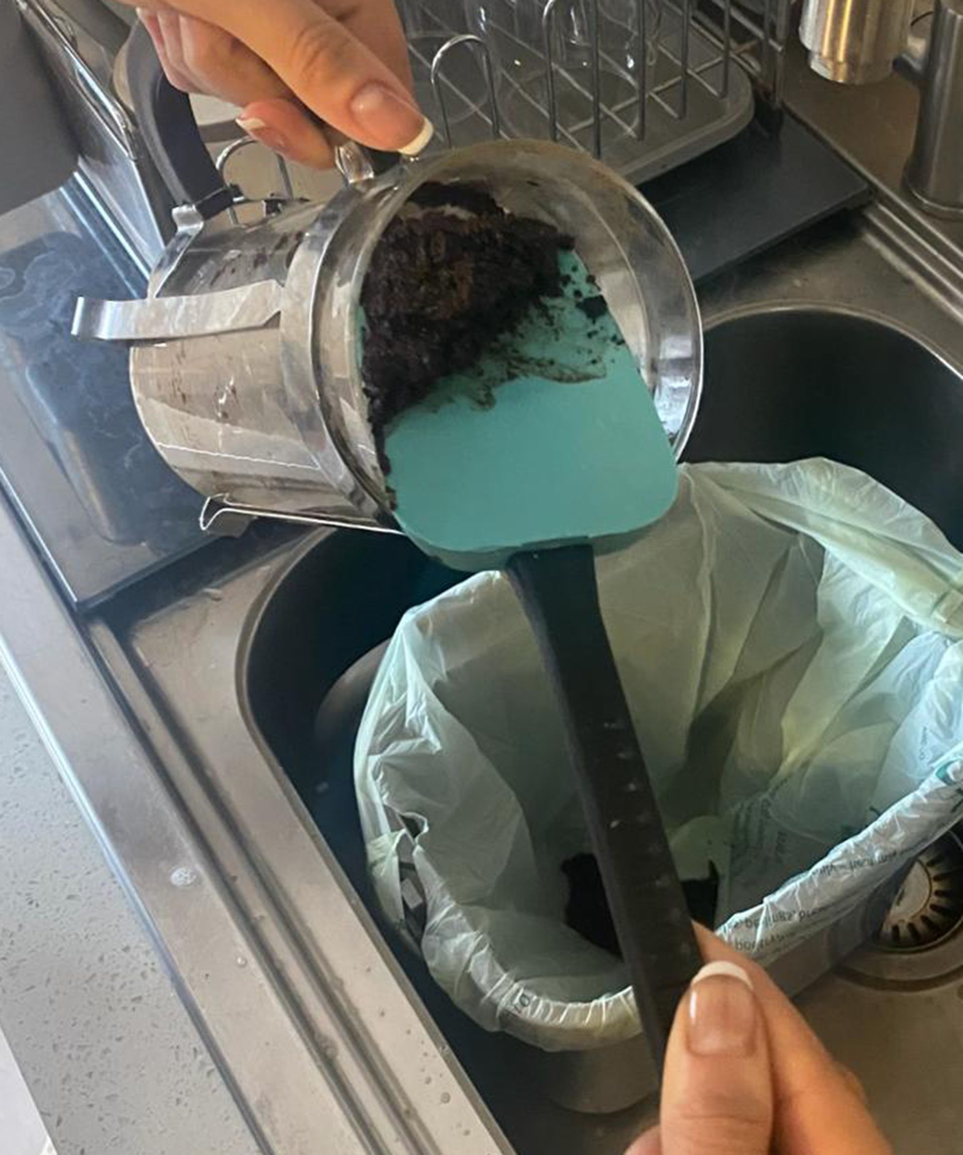 Christina Chrysostomou membuang ampas kopi bekas dari pers Bodum Prancis ke tempat sampah makanan