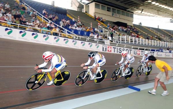Colombia's team pursuit squad received encouragement during the qualifying round.