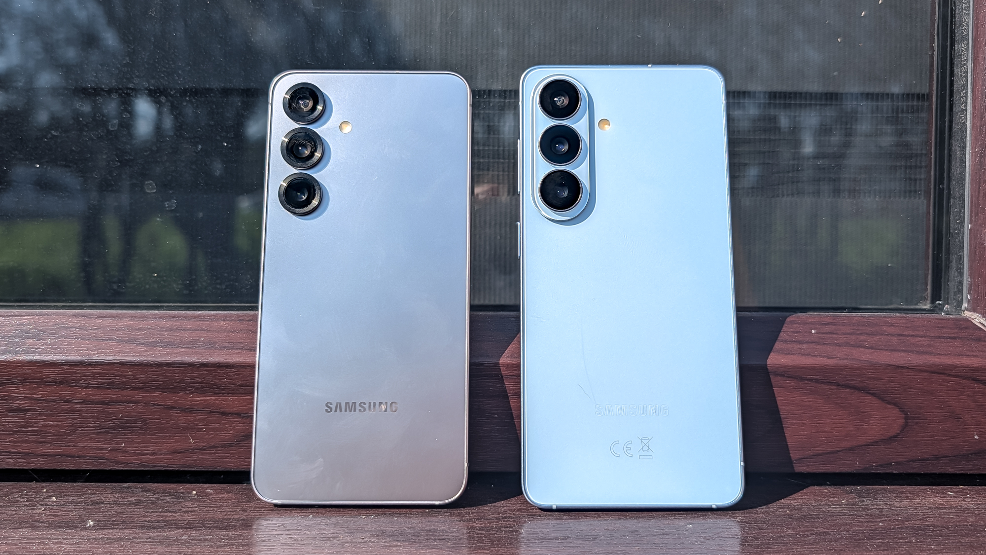 samsung galaxy s26 vs galaxy s25 side by side comparisson shots
