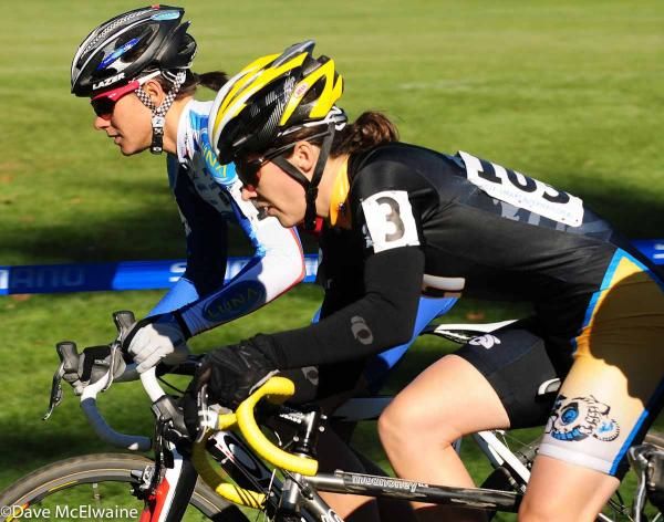 Katerina Nash (Luna Pro Team) taking the lead over Andrea Smith.