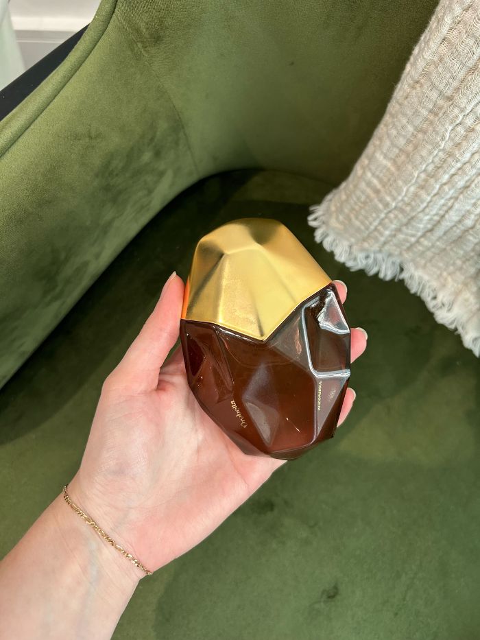 Grace Lindsay, editora de belleza junior, prueba los perfumes Orebella