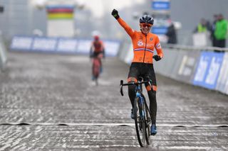 Lucinda Brand finally grabs gold at Cyclo-cross Worlds