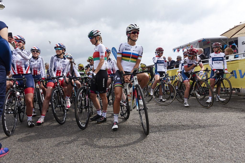 Lizzie Armitstead is relaxed at the start line