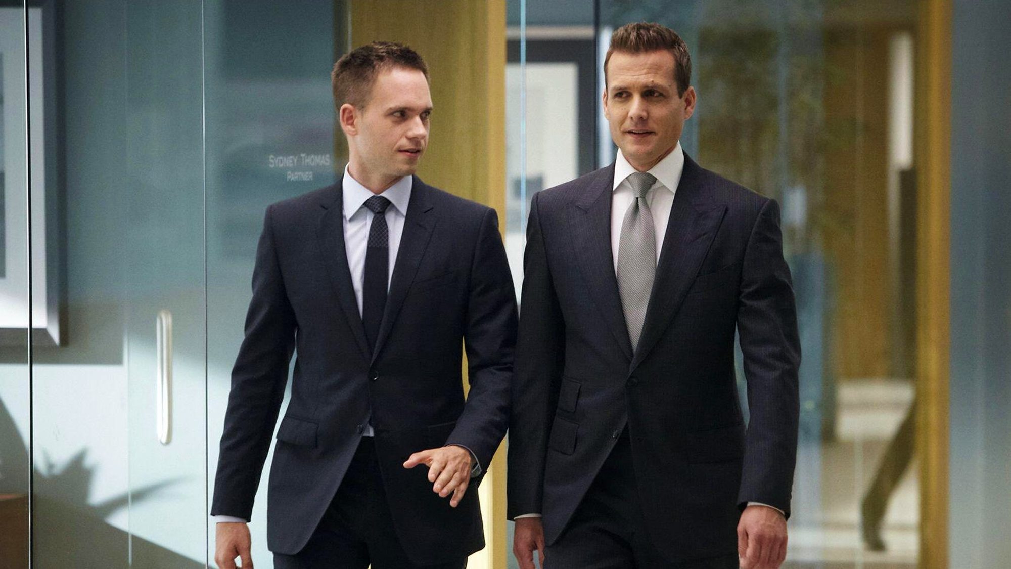 Patrick J. Adams und Gabriel Macht in Anzügen