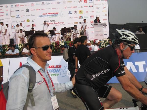 Race organizer Victor Popov and guest Eddy Merckx at the Mumbai Cyclothon in India.