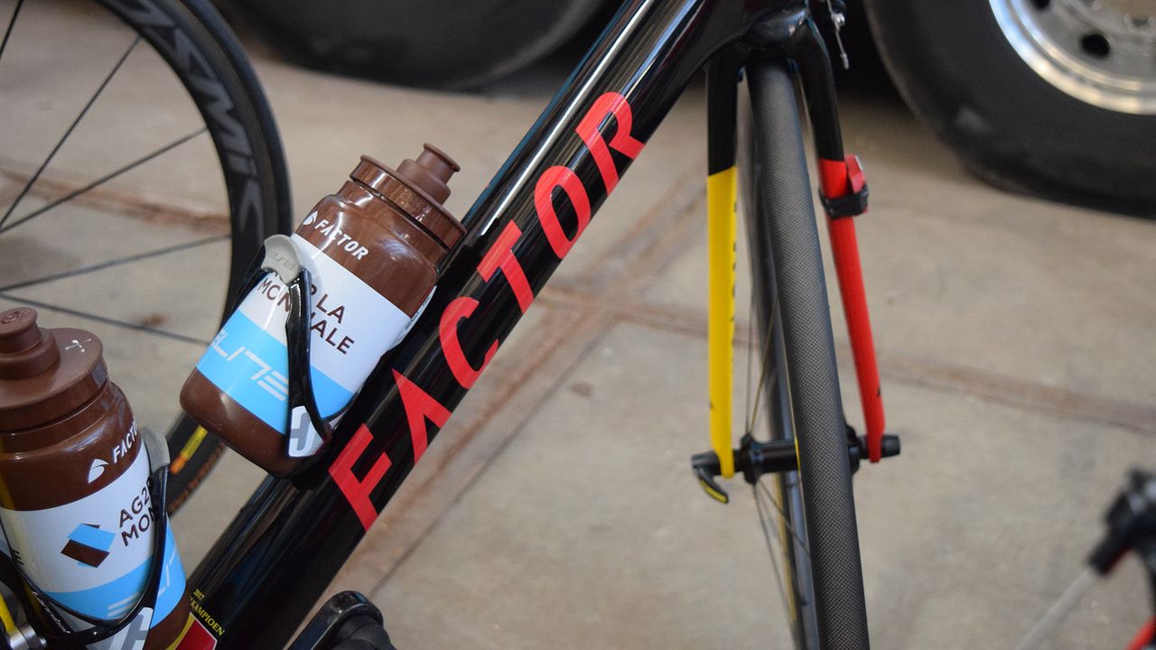 Naesen uses team colour bidons, which don't quite match with the colour scheme of his special bike