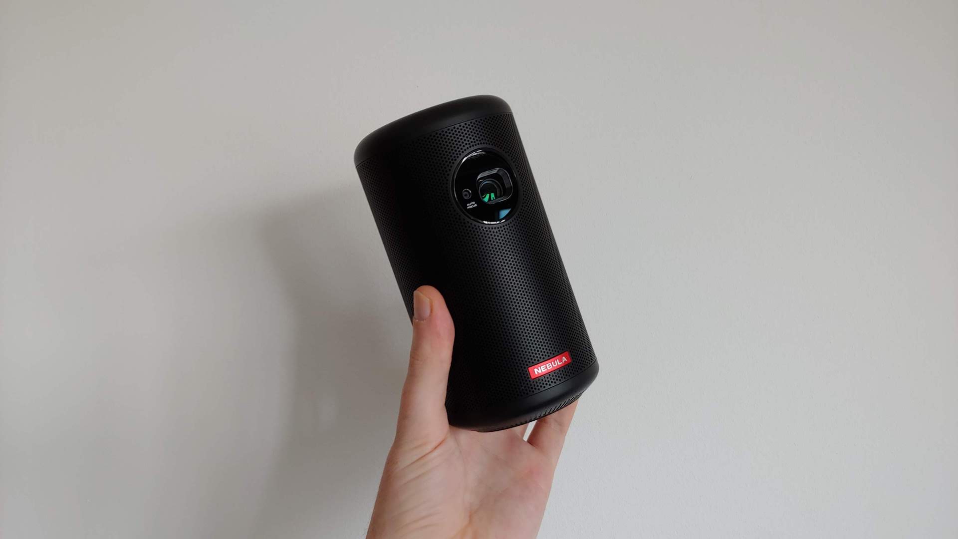 Anker Nebula Capsule II Mini-projektor i en hånd.