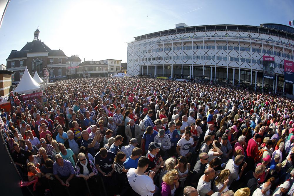 Big crowds for the 2016 Giro team presentation