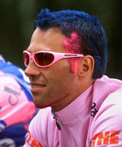 Simoni styles it up in the race lead at the 2001 Giro.
