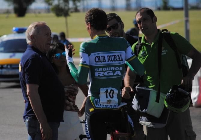 Luis Le&oacute;n S&aacute;nchez (Caja Rural) talks to Javier M&iacute;nguez, Spanish National Team coach.