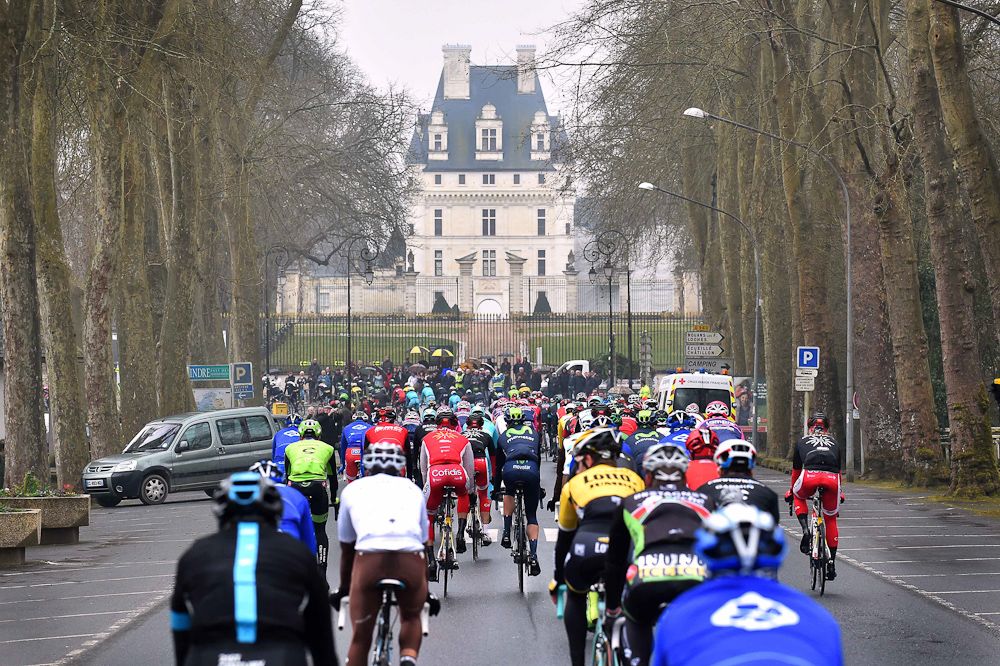 The peloton on the way to Saint-Amand-Montrond.