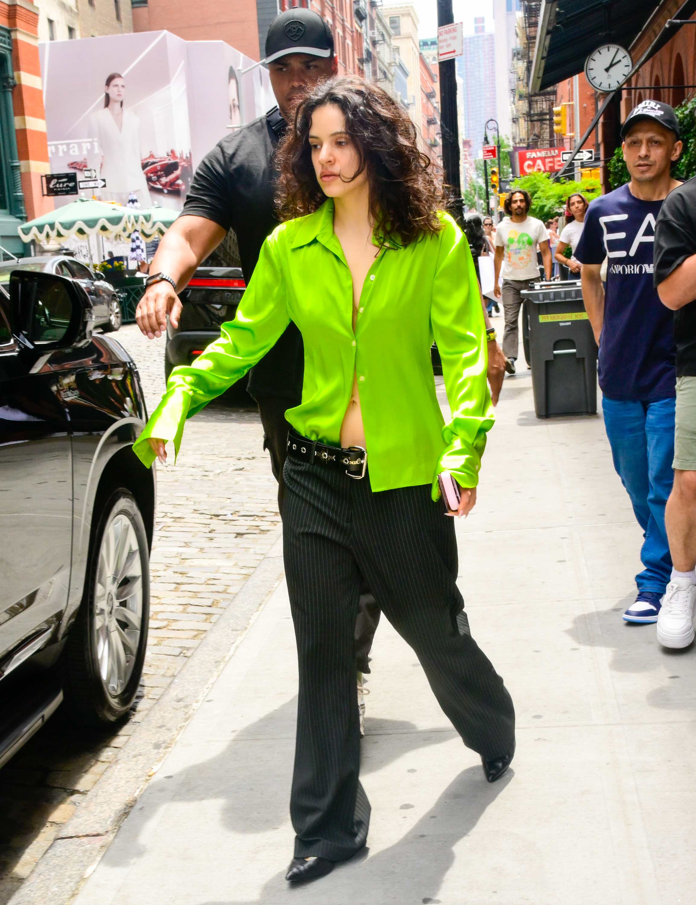 Rosal&amp;iacute;a wore the green color trend with pinstripe pants in New York City