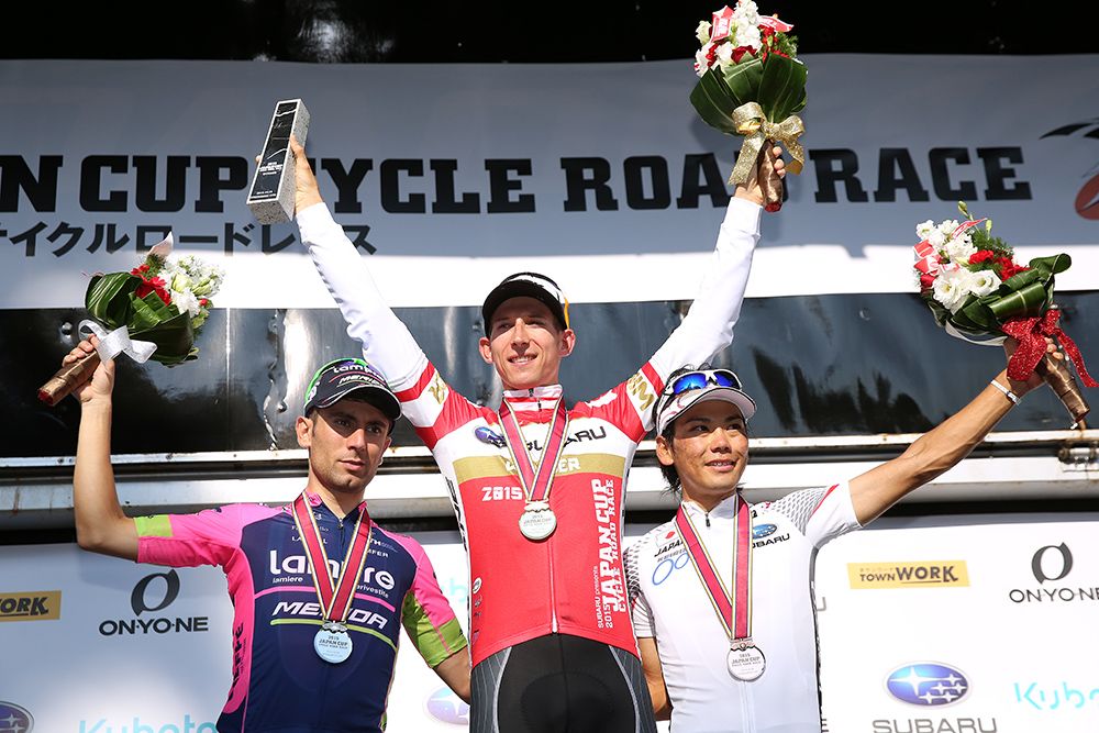 The podium of Diego Ulissi, Bauke Mollema and Yukiya Arashiro salute the fans