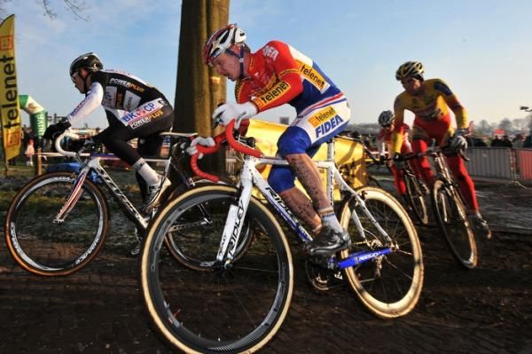 Corn&eacute; van Kessel battles with the conditions.