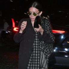 ashley olsen wears flip flops for fall