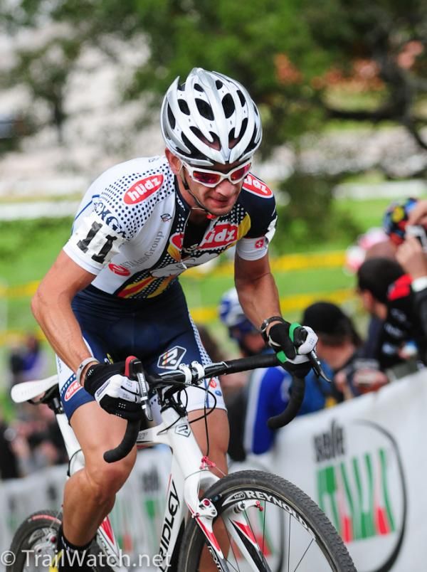 Davide Frattini (Hudz-Subaru) climbing the stairs