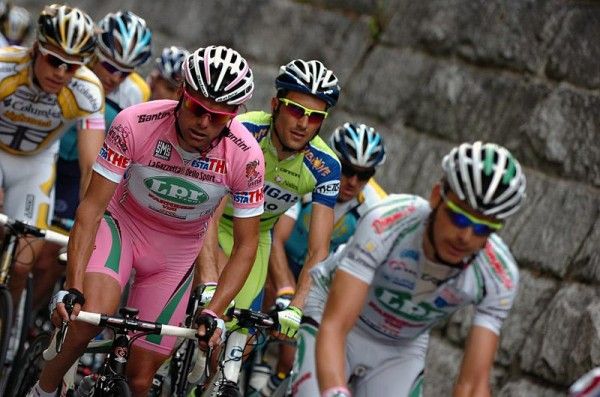 Race leader Danilo Di Luca (LPR Brakes - Farnese Vini) is shadowed by GC rival Ivan Basso (Liquigas).