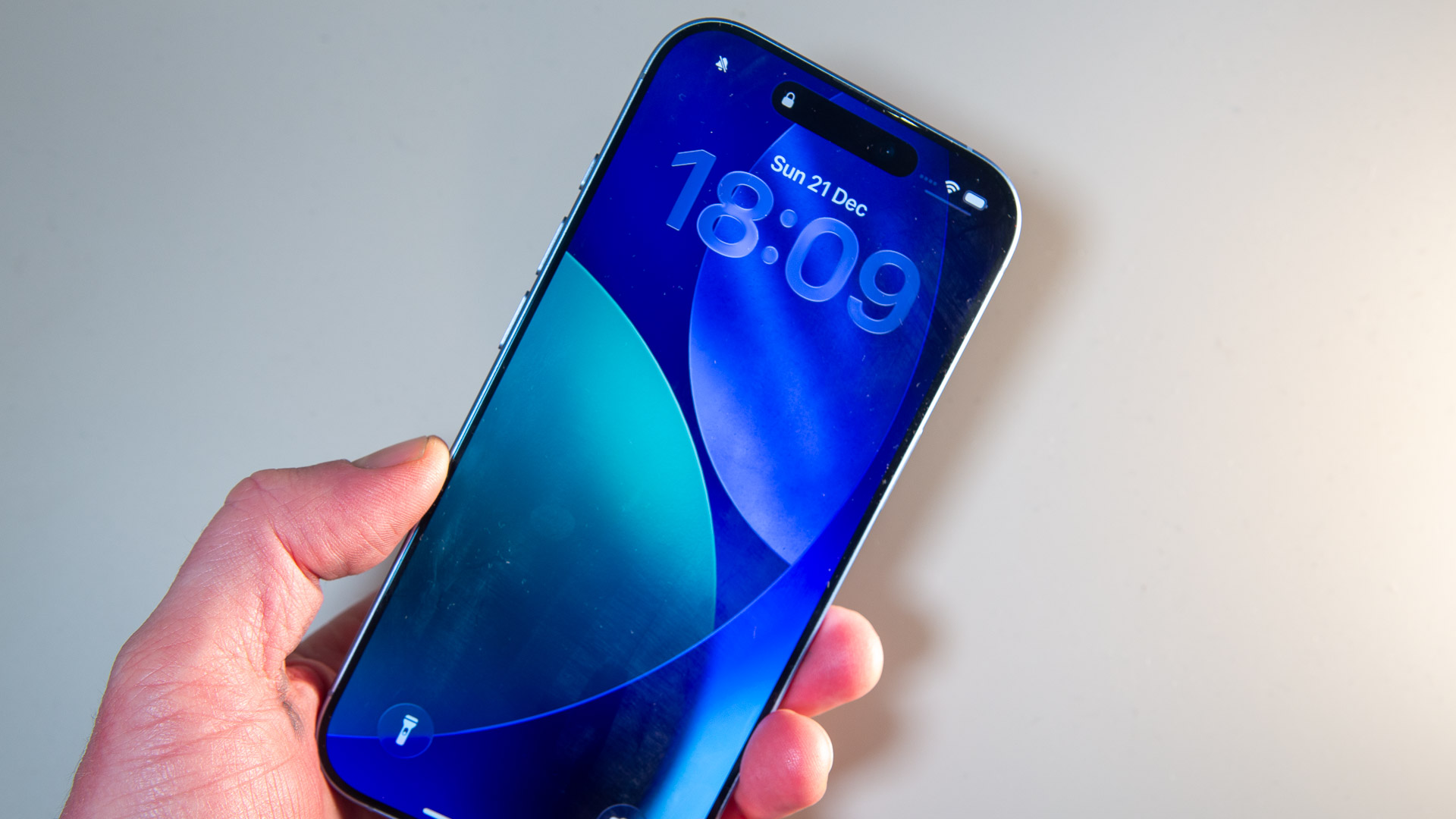 Apple iPhone 17 in Mist Blue