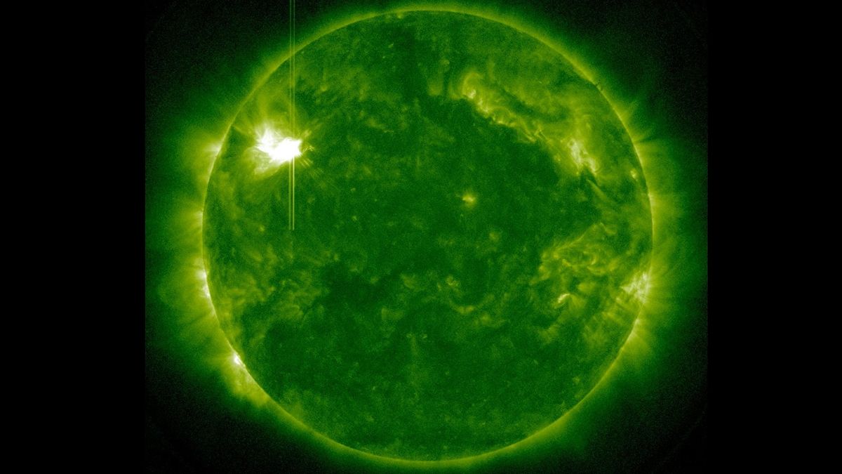 Jilatan api matahari ganda yang kuat meletus dari matahari saat pemadaman telepon seluler meningkat di seluruh AS (VIDEO)