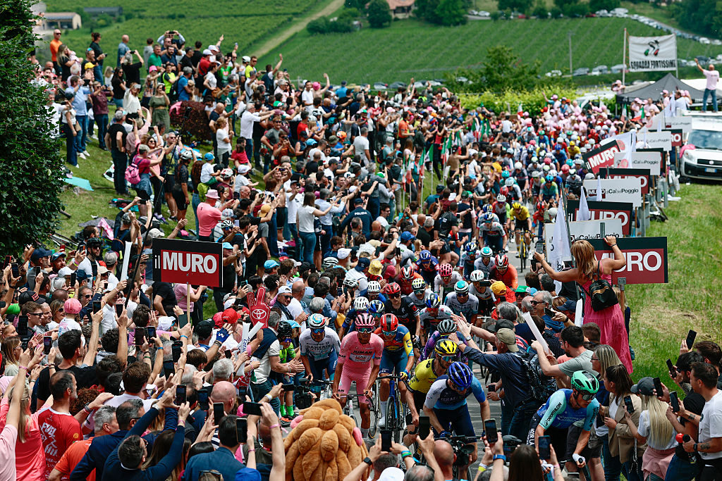 Spectators cheer on the pack as it climbs the Muro di Ca' del Poggio during the 15th stage of the 108th Giro d'Italia cycling race of 219kms from Fiume Veneto to Asiago on May 25, 2025. (Photo by Luca Bettini / AFP)