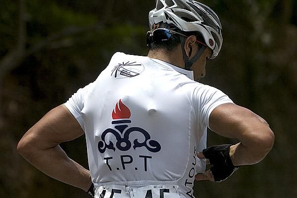 Whats under ya jersey: Mehdi Sohrabi (Tabriz Petrochemical Cycling) from Iran finds some room for plenty of bidons in his jersey.